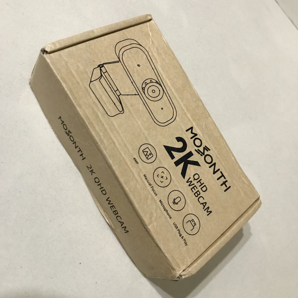 The Mosonth 2K Webcam comes in what we can call a fairly basic packaging.